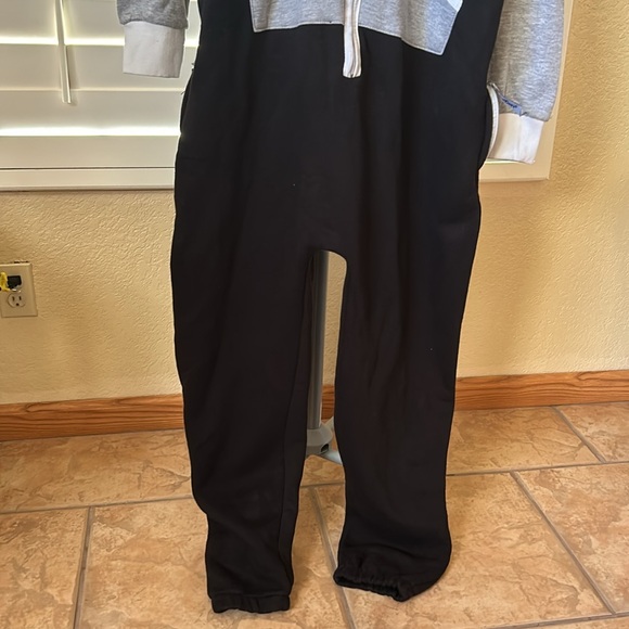 Unisex hooded onsie!!  Black and gray, front and side pockets.  Size XXL - Picture 5 of 6